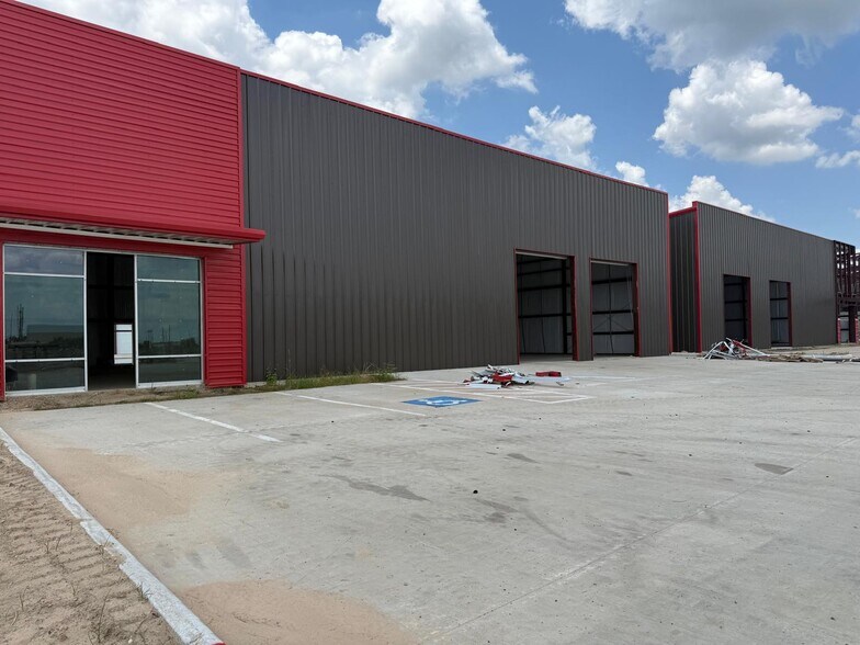 16313 North Fwy, Houston, TX for lease - Building Photo - Image 2 of 6