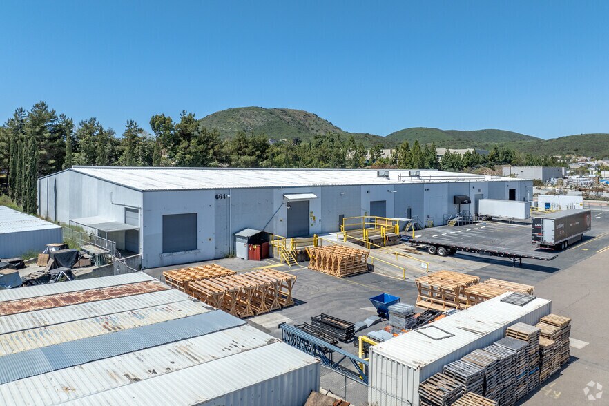 664 N Twin Oaks Valley Rd, San Marcos, CA à louer - Photo du bâtiment - Image 2 de 6