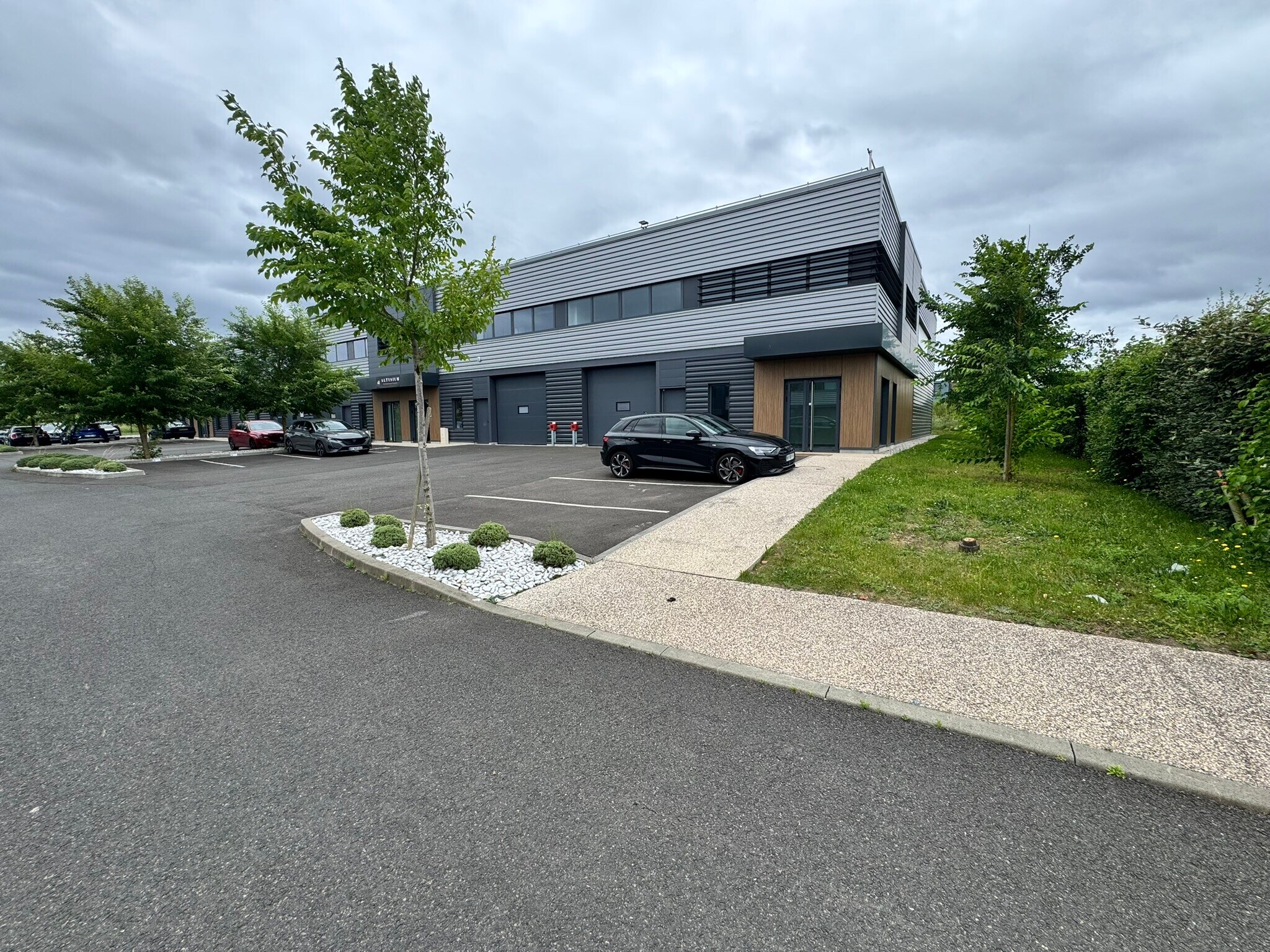 Flex in Frépillon for lease Building Photo- Image 1 of 6