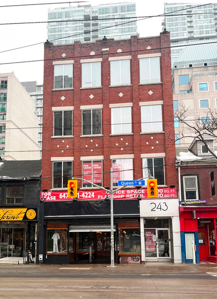 241-243 Queen St W, Toronto, ON à louer - Photo du bâtiment - Image 1 de 4