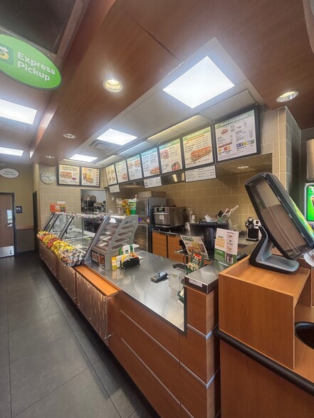 635 N Main St, Corona, CA for lease - Building Photo - Image 2 of 5