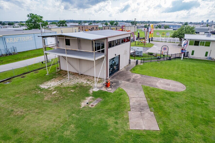 10115 E 45th Pl, Tulsa, OK à vendre - Photo du bâtiment - Image 2 de 8