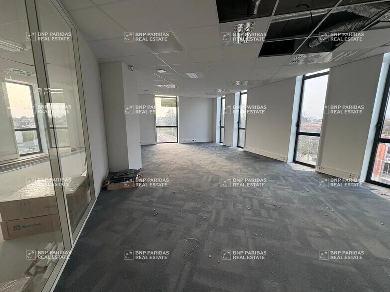 Office in Nantes for lease - Building Photo - Image 3 of 16