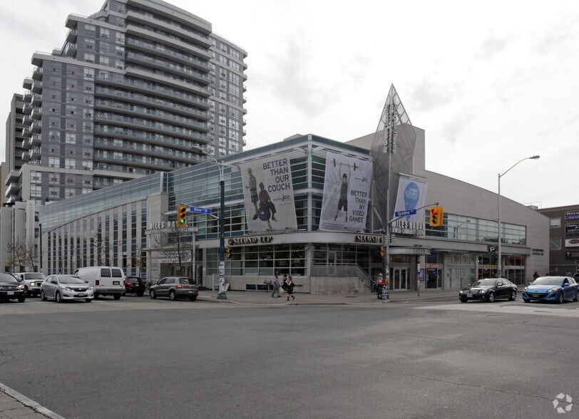 750 Spadina Ave, Toronto, ON à vendre - Photo principale - Image 1 de 2