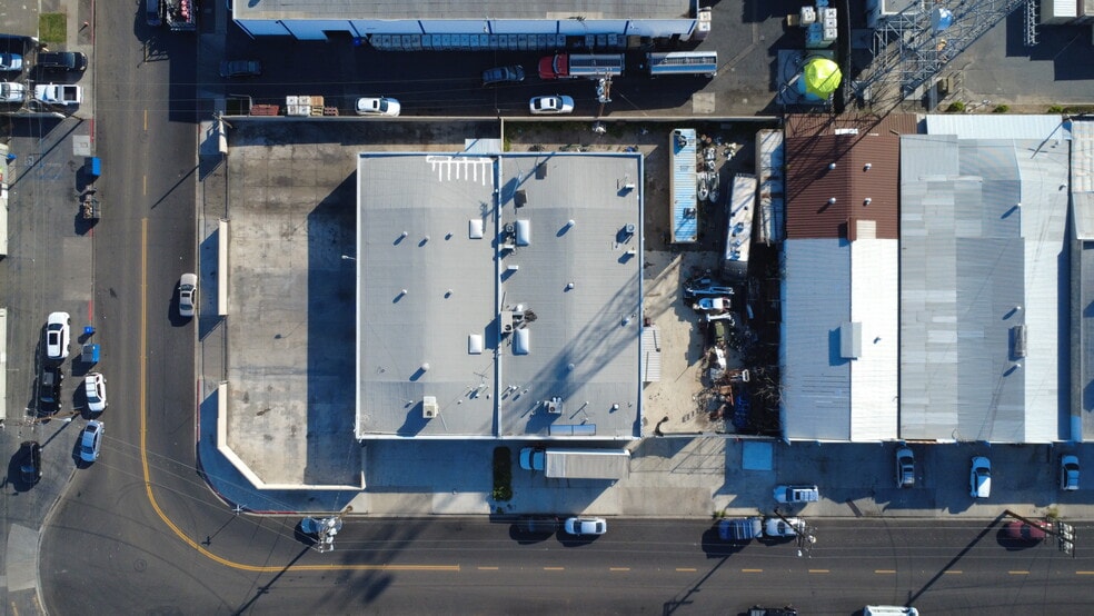 Prime OC Industrial Warehouses portefeuille de 2 propriétés à vendre sur LoopNet.ca - Photo du bâtiment - Image 2 de 18