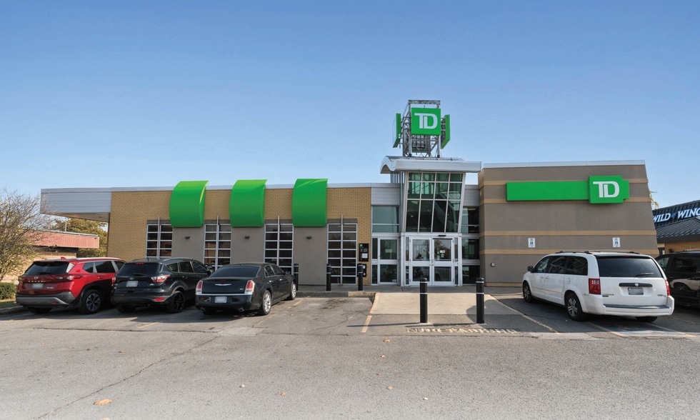 Ontario Retail Portfolio portfolio of 2 properties for sale on LoopNet.ca - Building Photo - Image 2 of 3