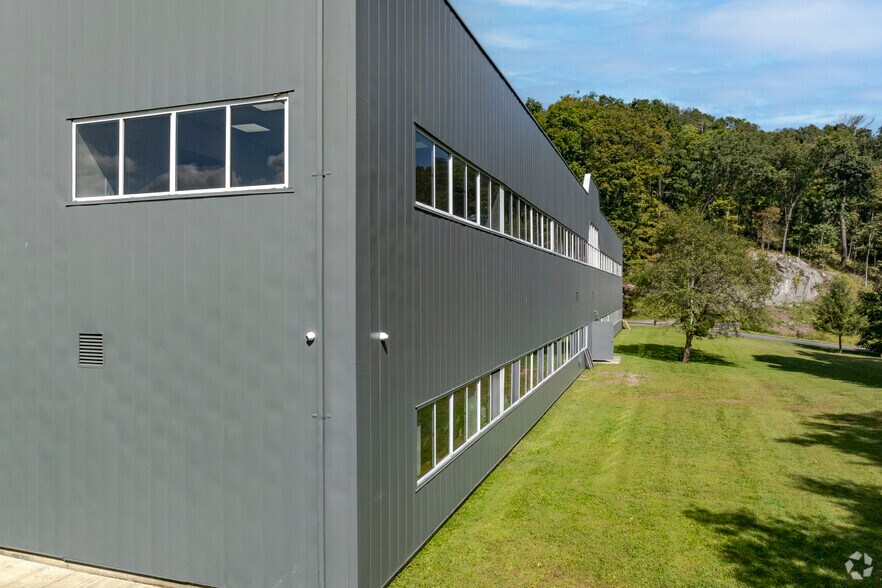 243-247 Route 100, Somers Township, NY à louer - Photo du bâtiment - Image 3 de 27