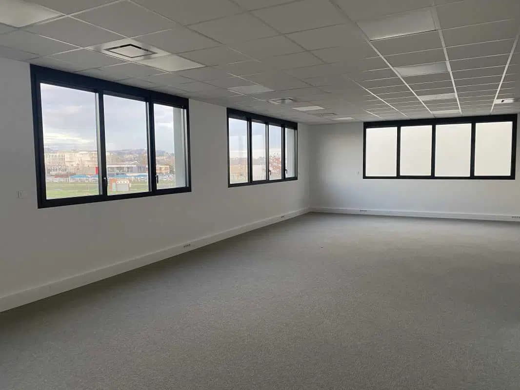 Office in Dardilly for lease Interior Photo- Image 1 of 8