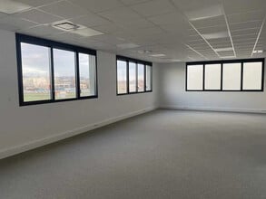 Office in Dardilly for lease Interior Photo- Image 1 of 8