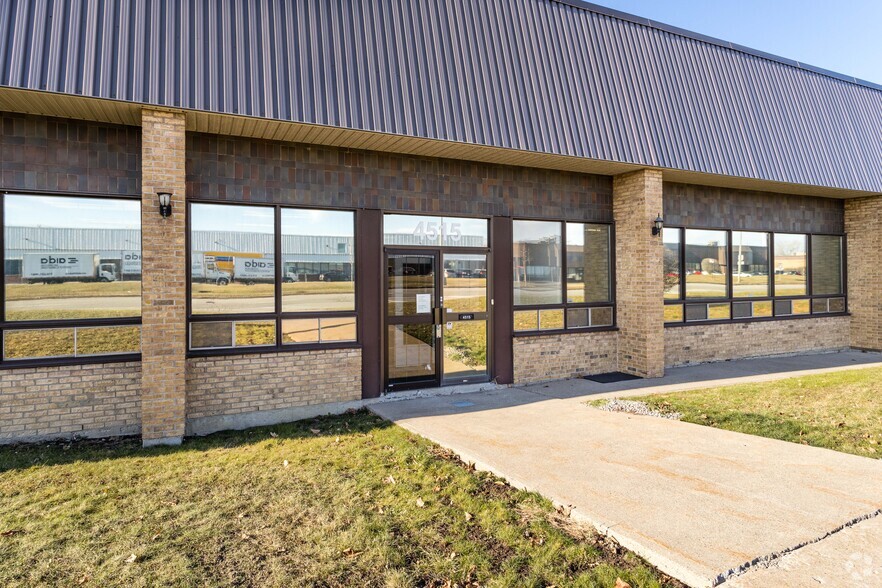 4405-4515 Boul Poirier, Saint-Laurent, QC for lease - Building Photo - Image 2 of 4
