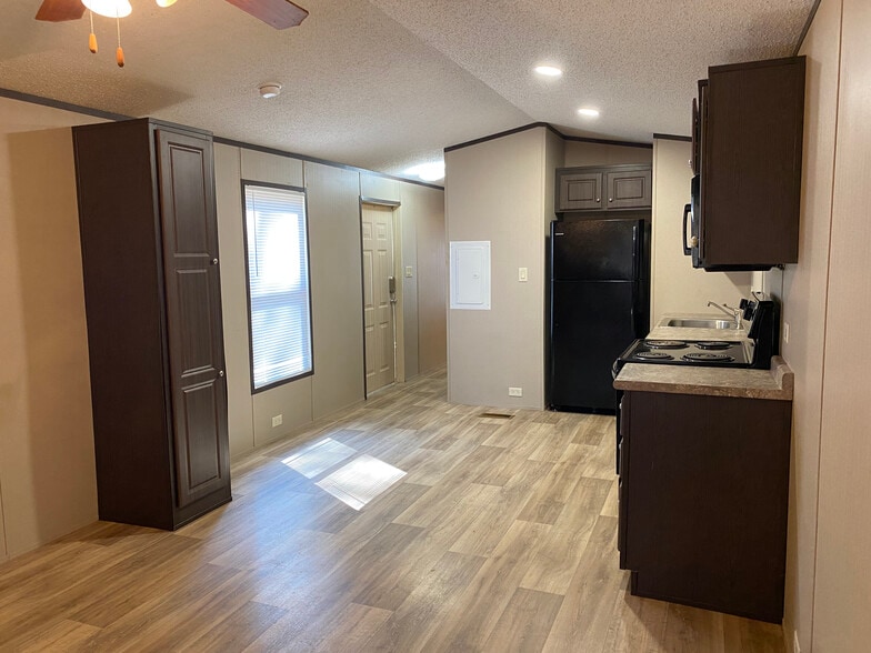 Bullard Single Family Portfolio portfolio of 2 properties for sale on LoopNet.ca - Building Photo - Image 3 of 8