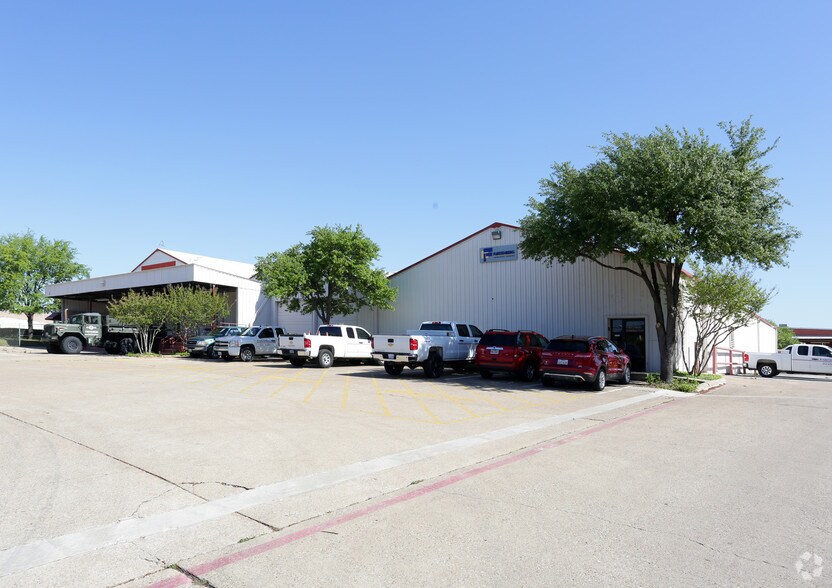 6333 Denton Dr, Dallas, TX à louer - Photo du bâtiment - Image 2 de 2