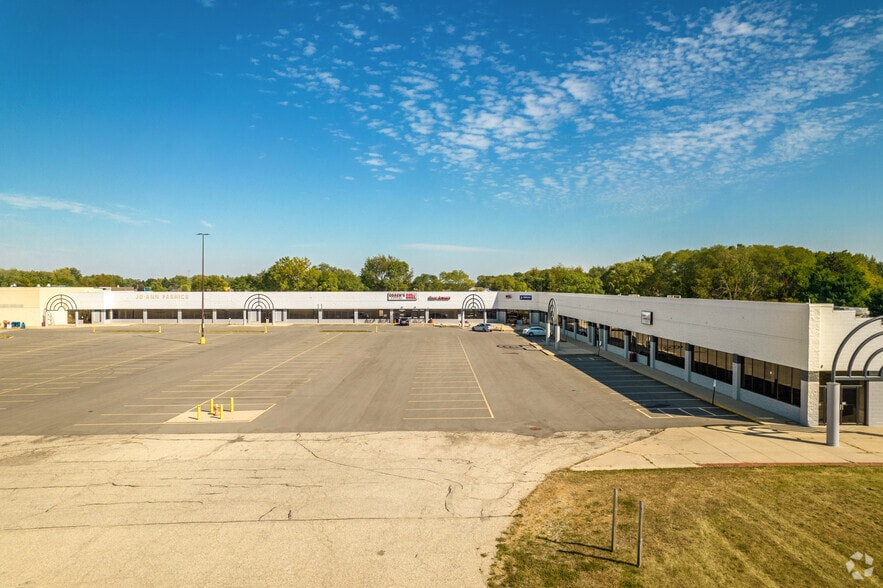 2759-2711 Prairie Ave, Beloit, WI for lease - Primary Photo - Image 1 of 12