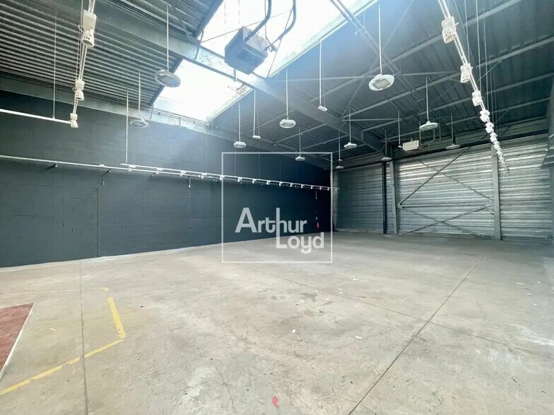 Flex in Vaux-le-Pénil for sale - Building Photo - Image 3 of 9