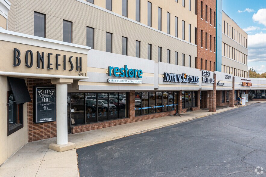 2701-2737 Madison Rd, Cincinnati, OH à louer - Photo du bâtiment - Image 3 de 5