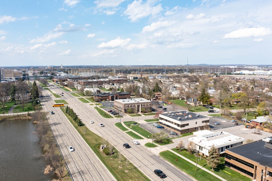 43996 Woodward Ave, Bloomfield Hills, MI for lease - Aerial - Image 2 of 4