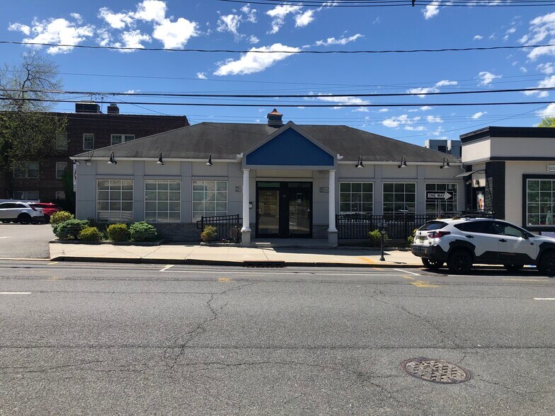 48 Essex St, Millburn, NJ à louer - Photo principale - Image 1 de 9