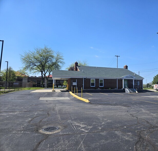 902 S Washington Ave, Saginaw, MI à vendre - Photo du bâtiment - Image 2 de 23