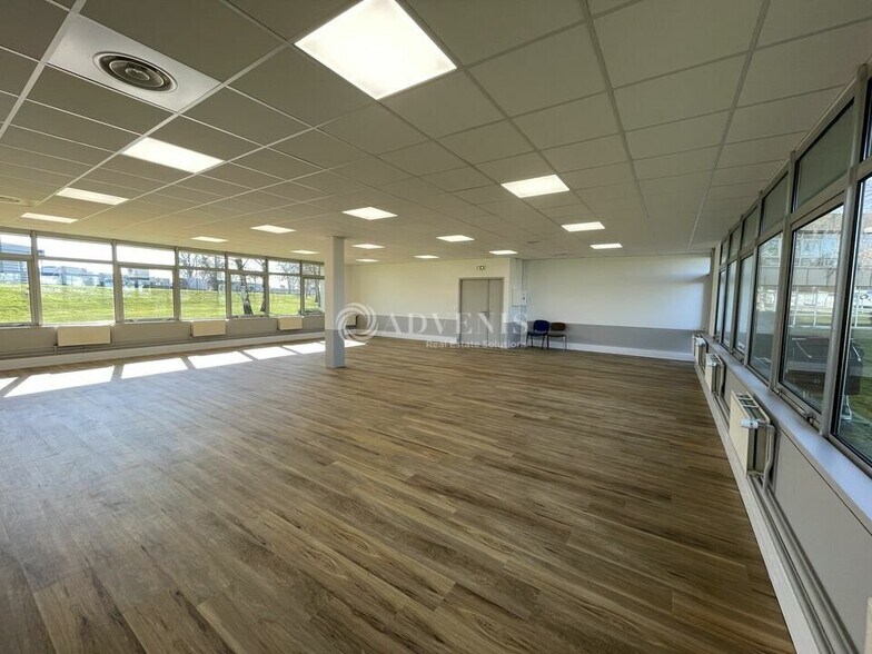 Office in Roissy-en-France for lease - Interior Photo - Image 2 of 9