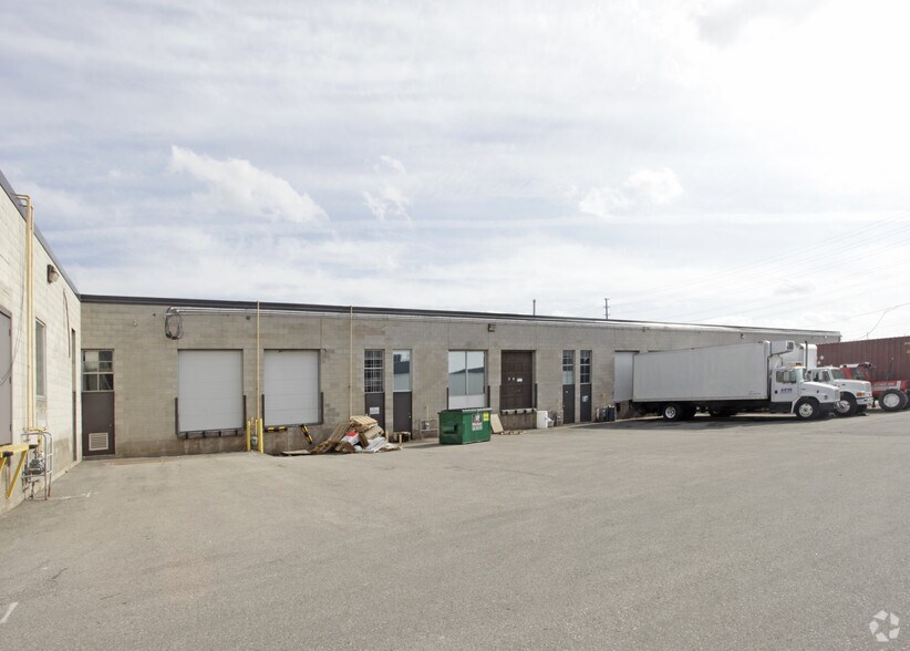 2708-2724 Rena Rd, Mississauga, ON à vendre - Photo du bâtiment - Image 2 de 7