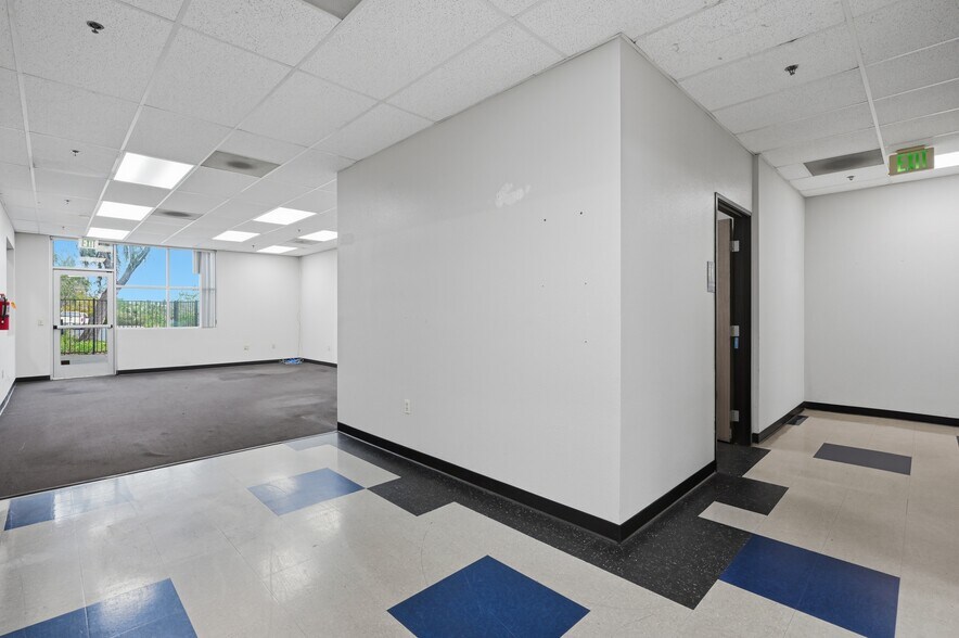 10637 Scripps Summit Ct, San Diego, CA for lease - Building Photo - Image 3 of 9