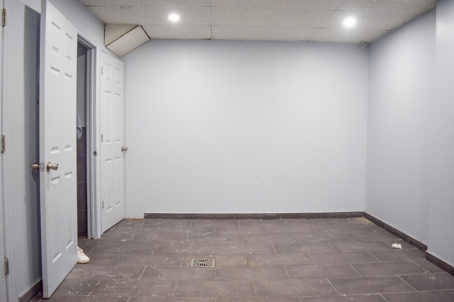 7427-7429 Rue Saint-Hubert, Montréal, QC à vendre - Photo intérieure - Image 2 de 12