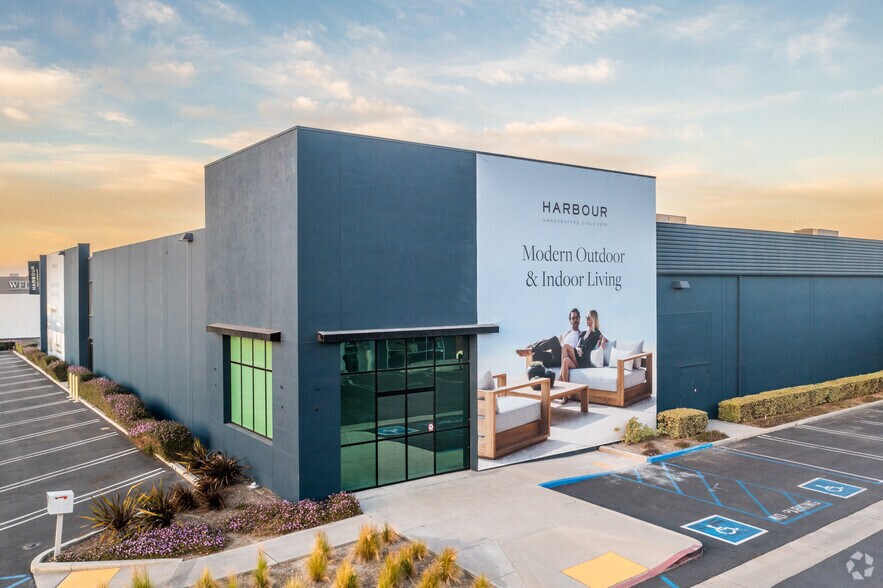 18060 Euclid St, Fountain Valley, CA à vendre - Photo du bâtiment - Image 1 de 14