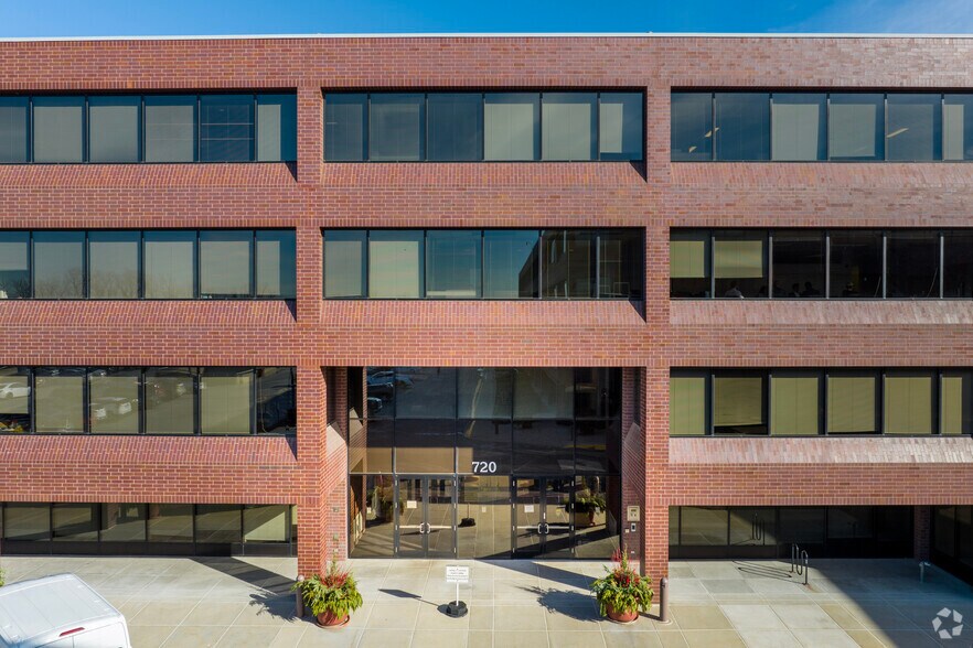 720 E Butterfield Rd, Lombard, IL à louer - Photo du bâtiment - Image 2 de 6