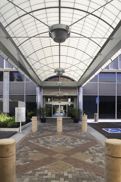 4955 Van Nuys Blvd, Sherman Oaks, CA à louer - Photo du bâtiment - Image 2 de 4