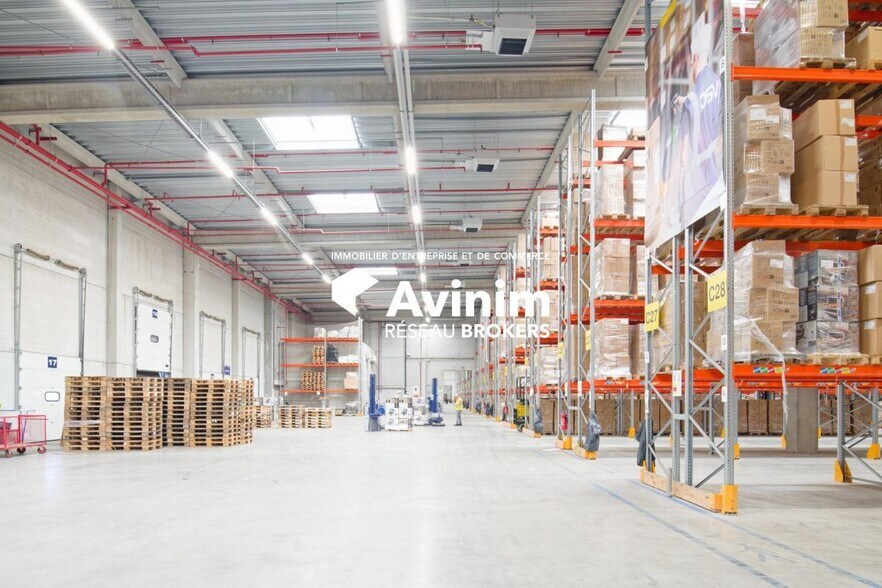 Industrial in Neuville-en-Ferrain for lease - Interior Photo - Image 3 of 6