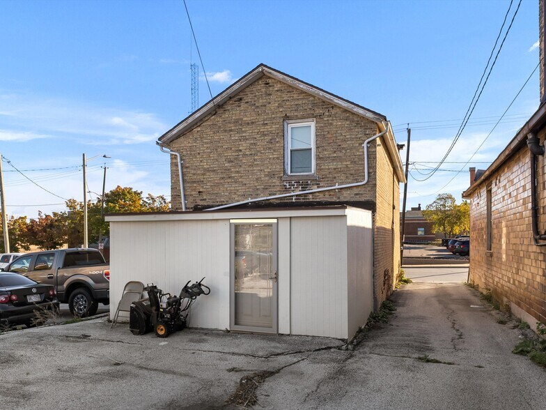 914 S 10th St, Manitowoc, WI à vendre - Photo du bâtiment - Image 2 de 15