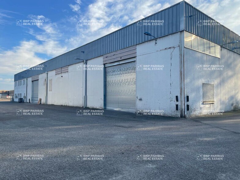 Flex in Vaulx-en-Velin for lease - Building Photo - Image 1 of 13