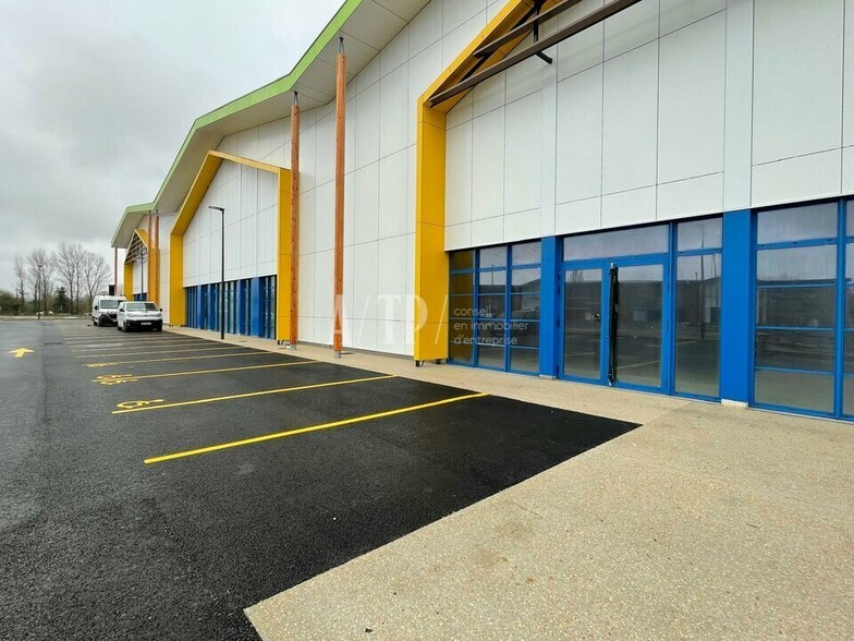 Retail in Virsac for lease - Building Photo - Image 3 of 11
