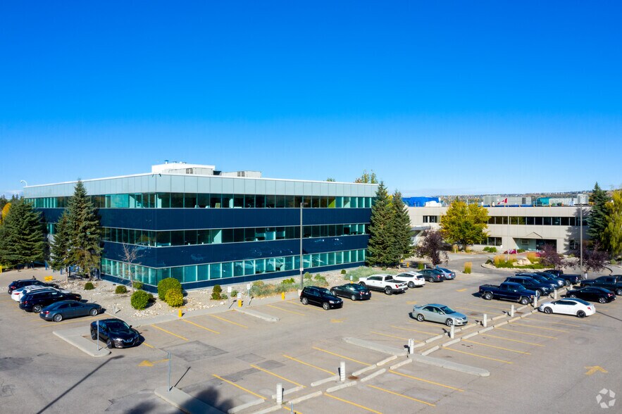 3553 31st St NW, Calgary, AB à louer - Photo du bâtiment - Image 3 de 5