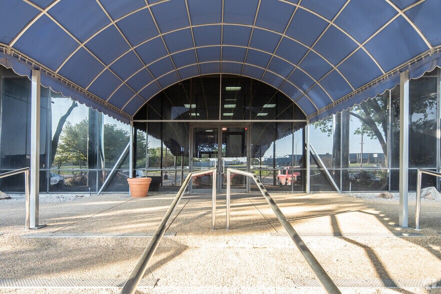 3939 E US Highway 80, Mesquite, TX à louer - Photo du bâtiment - Image 2 de 12