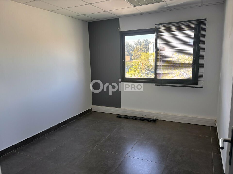 Office in Avignon for lease Interior Photo- Image 1 of 8
