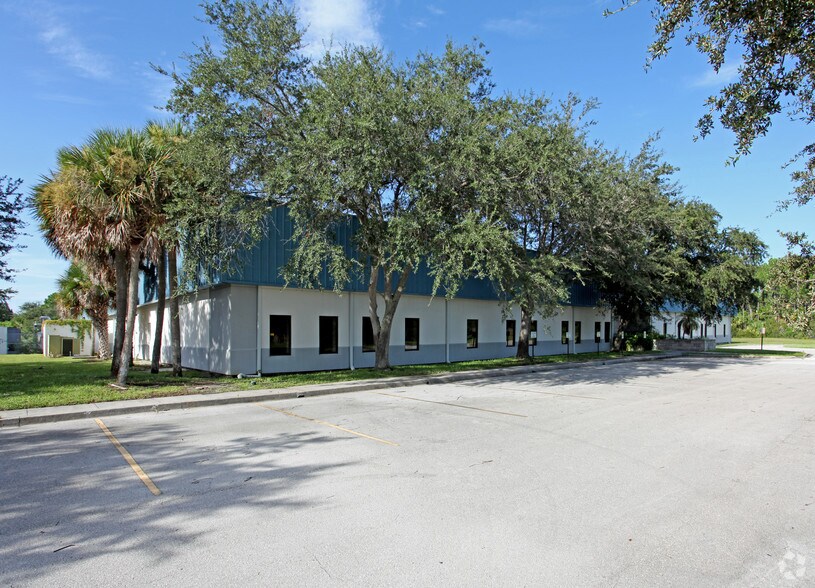 600 N John Rodes Blvd, Melbourne, FL à louer - Photo du bâtiment - Image 1 de 3