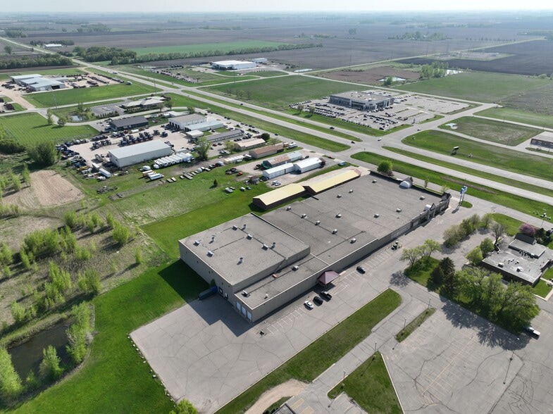 3901 Abbott Dr, Willmar, MN à vendre - Photo du bâtiment - Image 2 de 32