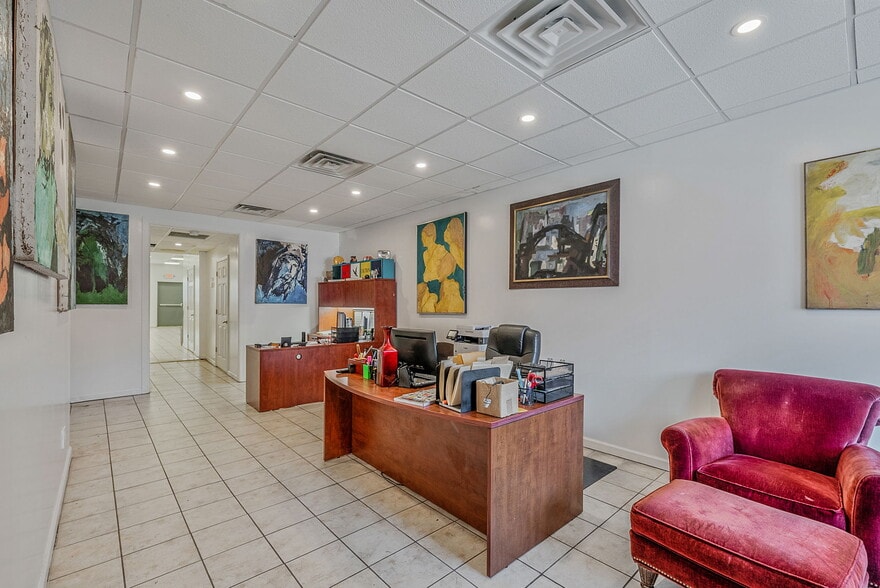 587 W Merrick Rd, Valley Stream, NY for sale - Interior Photo - Image 3 of 13