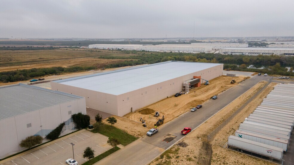 9001 Killam Industial Blvd, Laredo, TX à louer - Photo du bâtiment - Image 3 de 14