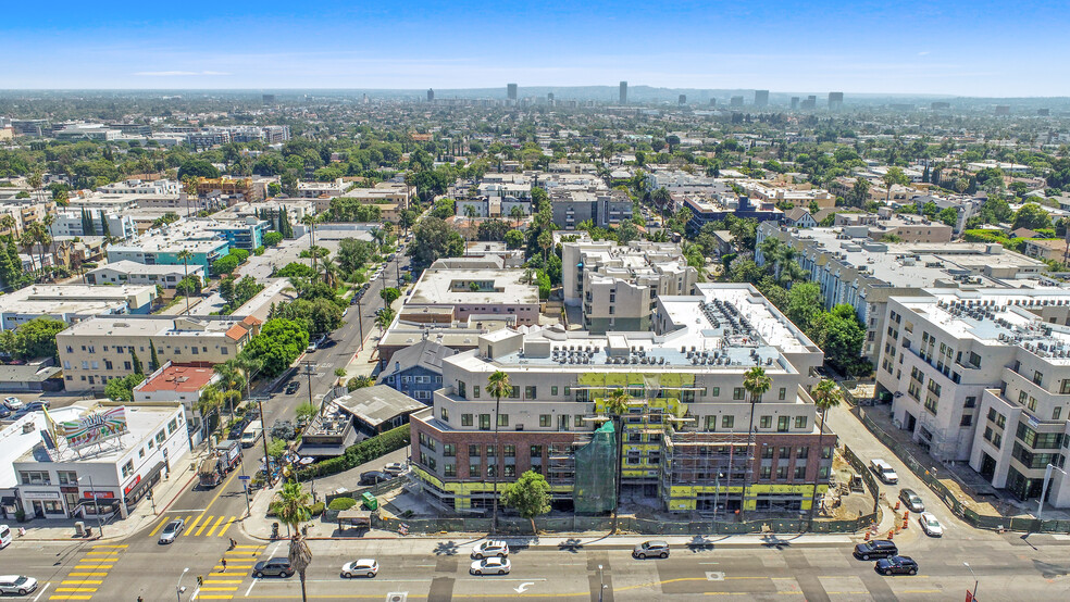 7520 W Sunset Blvd, Los Angeles, CA à louer - Photo du bâtiment - Image 2 de 10