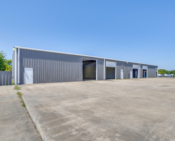 111 Industrial Blvd, Mansfield, TX for lease - Building Photo - Image 3 of 10