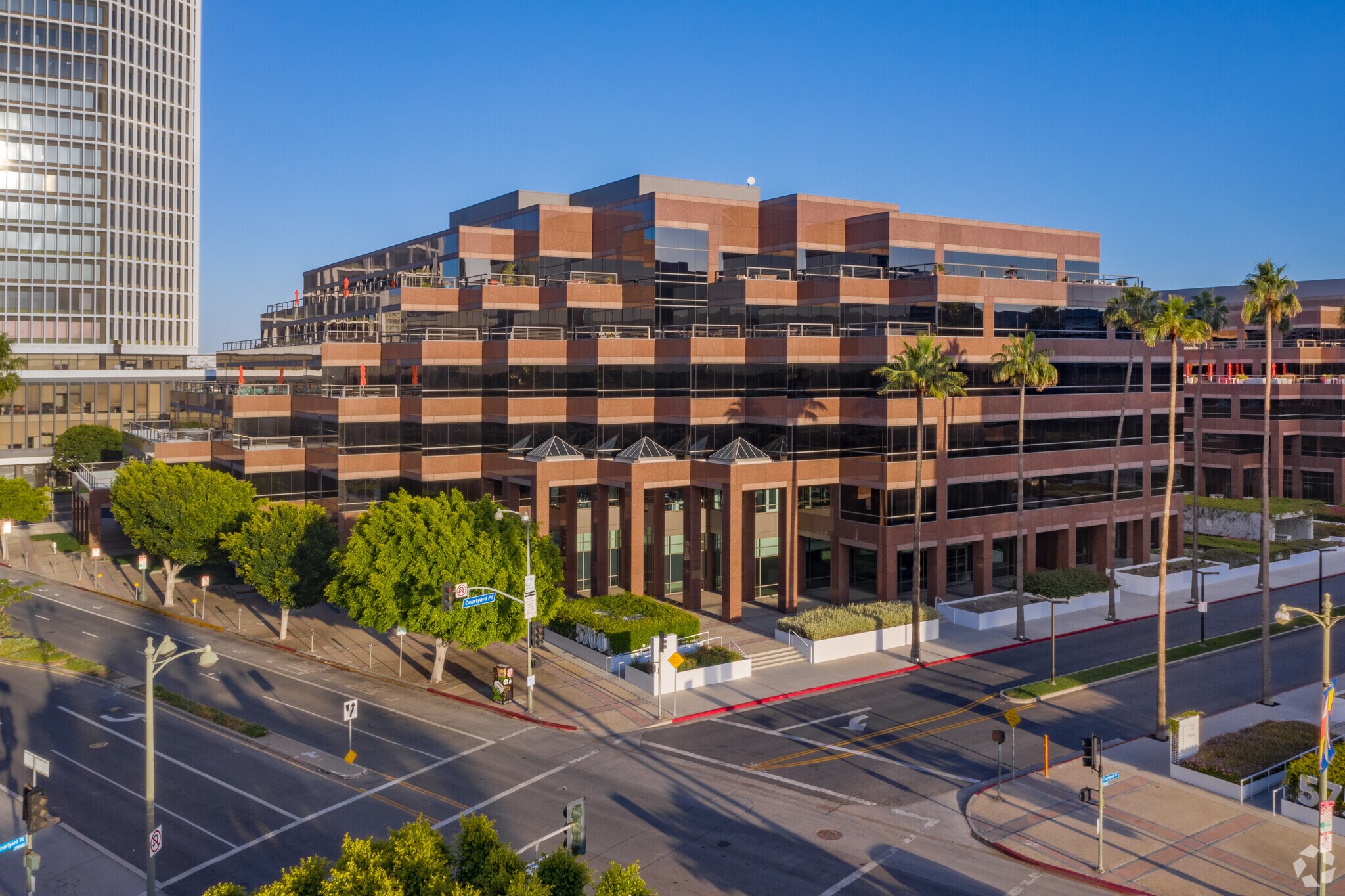 5700 Wilshire Blvd, Los Angeles, CA à louer Photo du bâtiment- Image 1 de 11