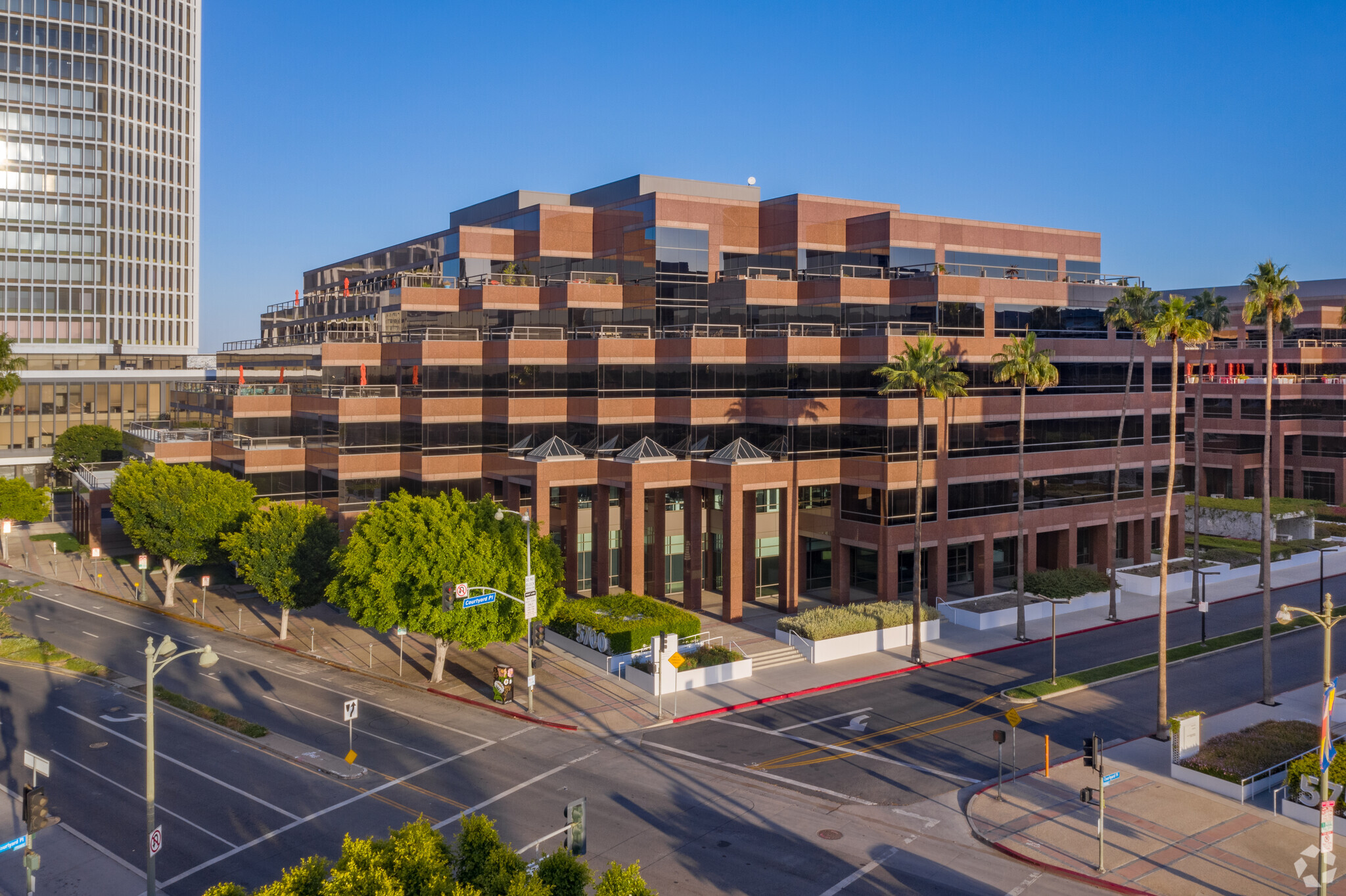 5700 Wilshire Blvd, Los Angeles, CA à louer Photo du bâtiment- Image 1 de 10