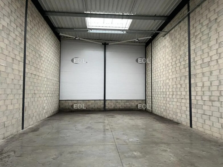 Flex in Éragny for lease - Interior Photo - Image 3 of 6