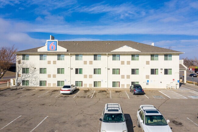 Plus de détails pour 65 S Grand Ave, Fort Lupton, CO - Services hôteliers à vendre