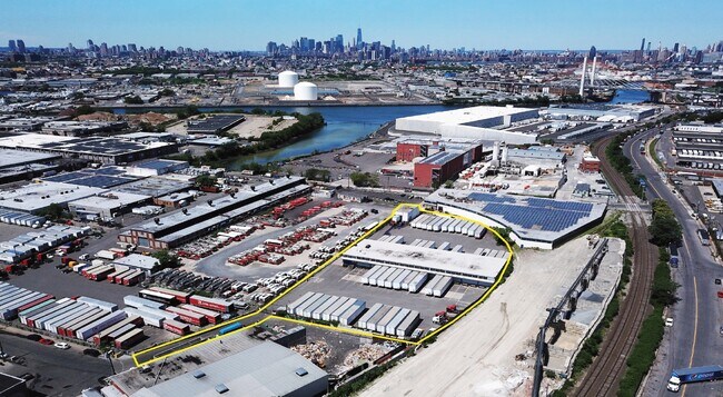 More details for 1 Railroad Pl, Maspeth, NY - Industrial for Lease