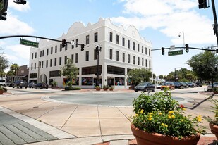 New York Plaza - Downtown DeLand - Restaurant avec service au volant