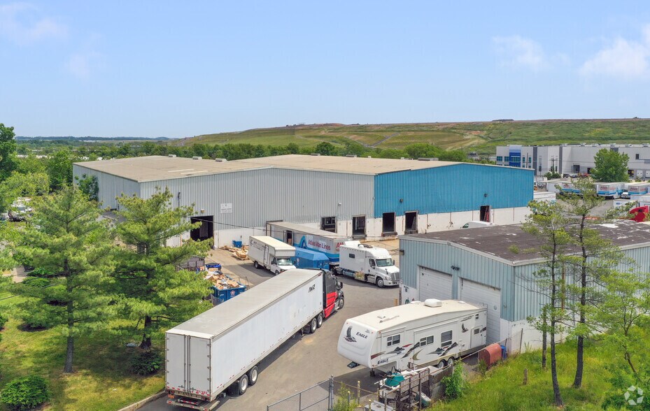 24 Connerty Ct, East Brunswick, NJ à louer - Photo du bâtiment - Image 3 de 5