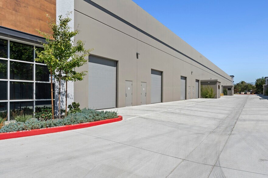 1400 Graves Ave, Oxnard, CA à vendre - Photo du bâtiment - Image 2 de 34